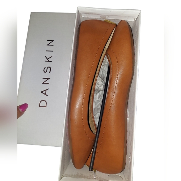 NIB Danskin Poise Slip On Ballerina Flat Shoes - Camel - Size 10 - Picture 7 of 8